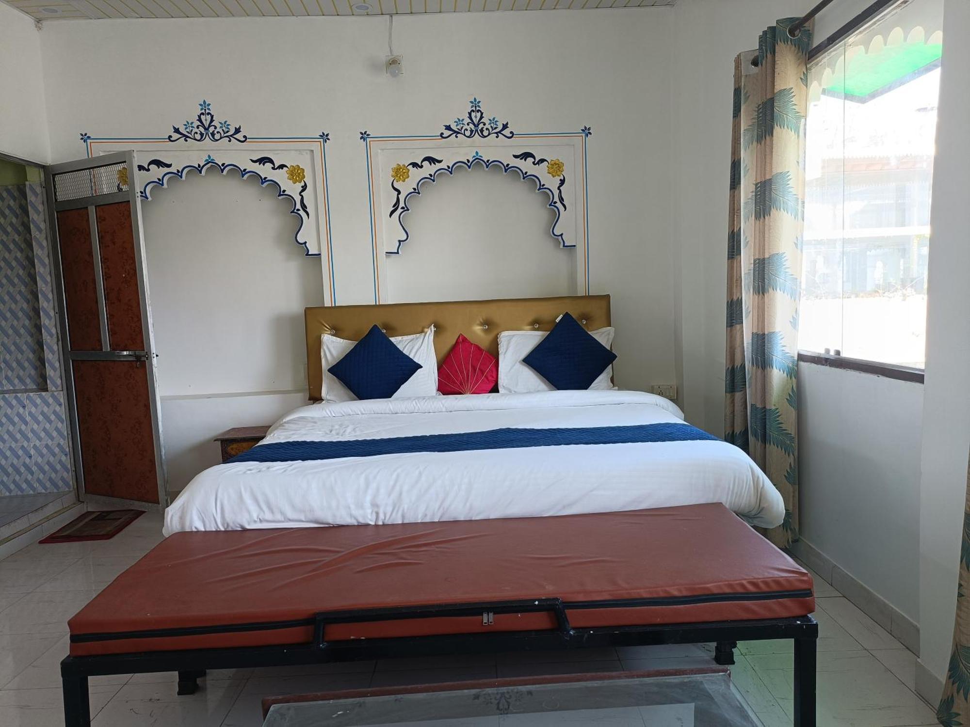The Hostel Crown Udaipur Bilik gambar